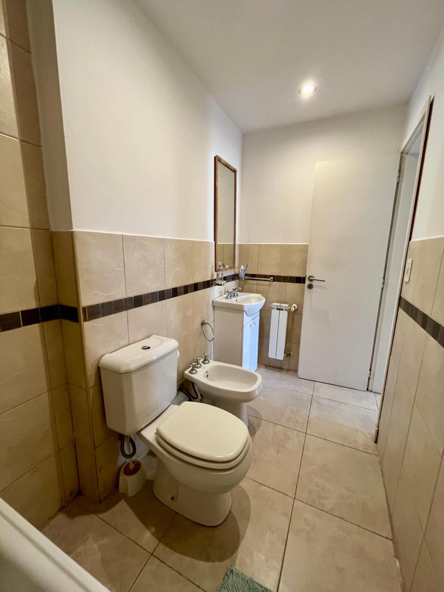 Apartamento Amplio Y Conformatable Departamento Planta Baja En La Perla Con Cochera Y Patio *